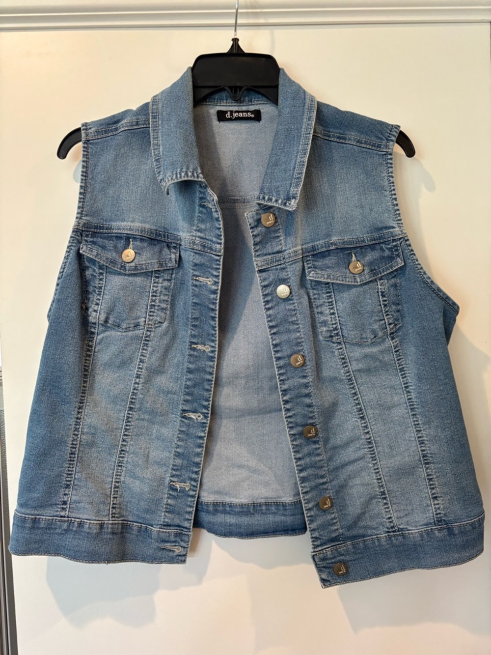 D.Jeans women’s denim vest size Large with lots of stretch new without tags!